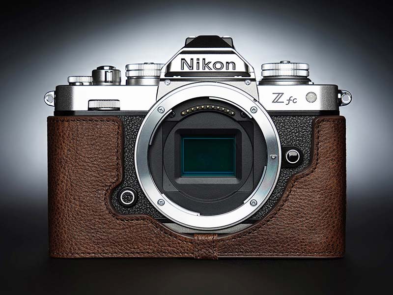 ニコン Z fc」用のレザー製カメラケースが登場。ブラックとダーク