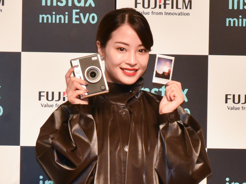 instax mini Evo商品の重量285グラム