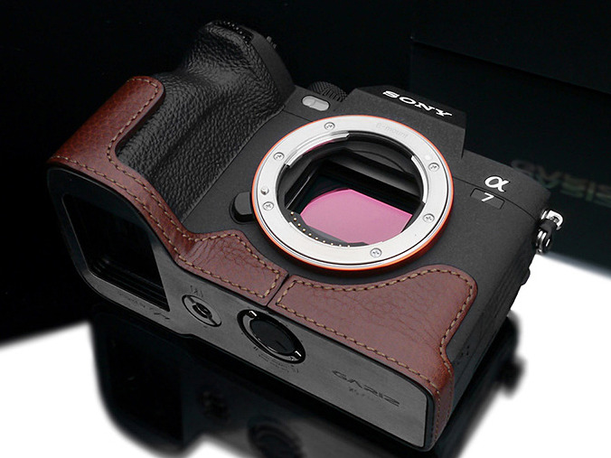 GARIZ、「ソニーα7 IV」用のレザーカメラケース。ブラック/ブラウンの2