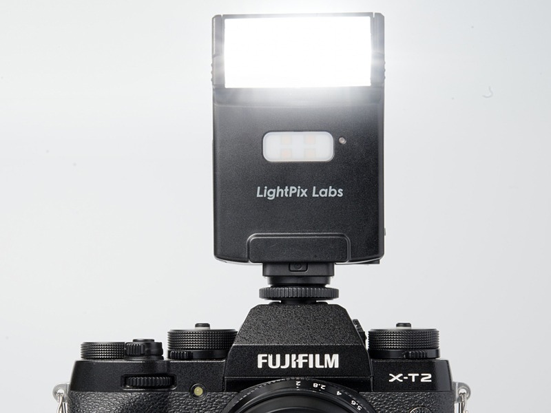 ワイヤレス発光できる小型ストロボ「FlashQ X20」に富士フイルム用 