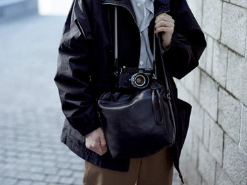 土屋鞄製作所、巾着タイプのレザーカメラバッグ。3.6万円 - デジカメ Watch