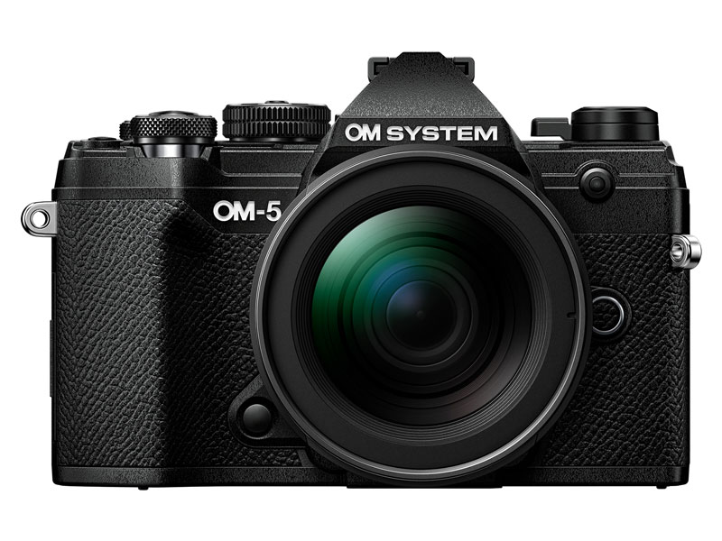 OM SYSTEM”ロゴをペンタ部に冠した「OM SYSTEM OM-5」。11月発売