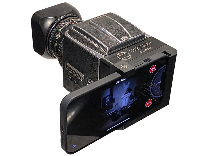 フィルムカメラにiPhoneを装着する「デジスワップ」、ハッセルブラッド