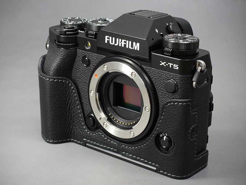 FUJIFILM X-T5用のイタリアンレザーケース。アルカスイス互換タイプ 