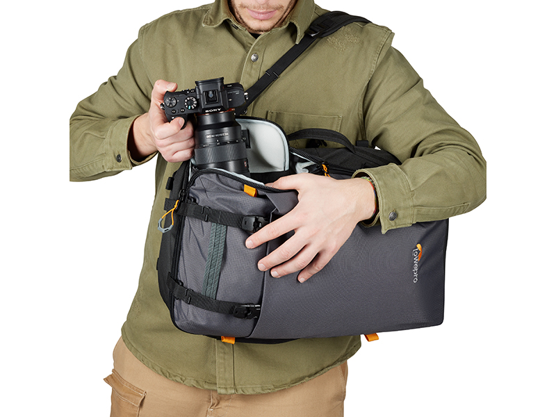 フロントポケットに身の回りの品を収納…Loweproカメラバッグ新シリーズ
