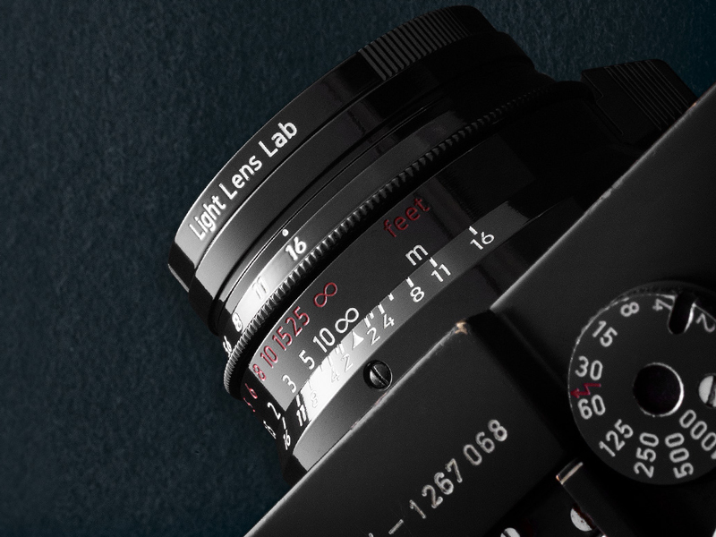 周八枚”こと「LIGHT LENS LAB M 35mm f/2」に“ピアノブラック