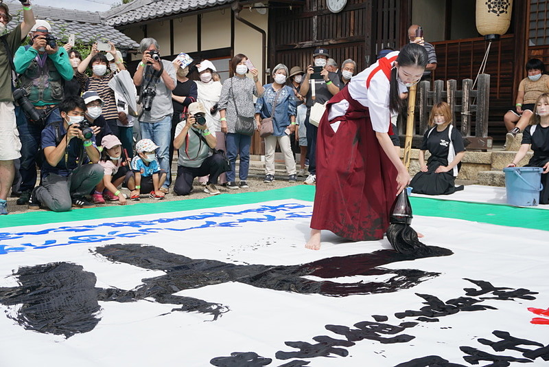 リトグラフ 街並みと人々の生活 青木淳＋リチャード・タトルの二人展「ほぼ空」が東京オペラシティで
