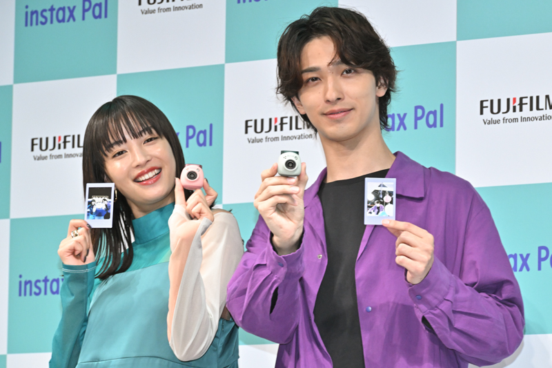 手のひらカメラ「INSTAX Pal」発表会レポート。CM出演の広瀬すずさん