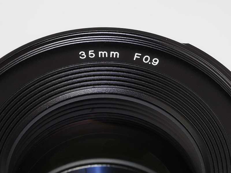 赤城耕一の「アカギカメラ」 第80回：標準レンズに“コンマ9”の衝撃。「NOKTON 35mm F0.9 Aspherical X-mount」 -  デジカメ Watch