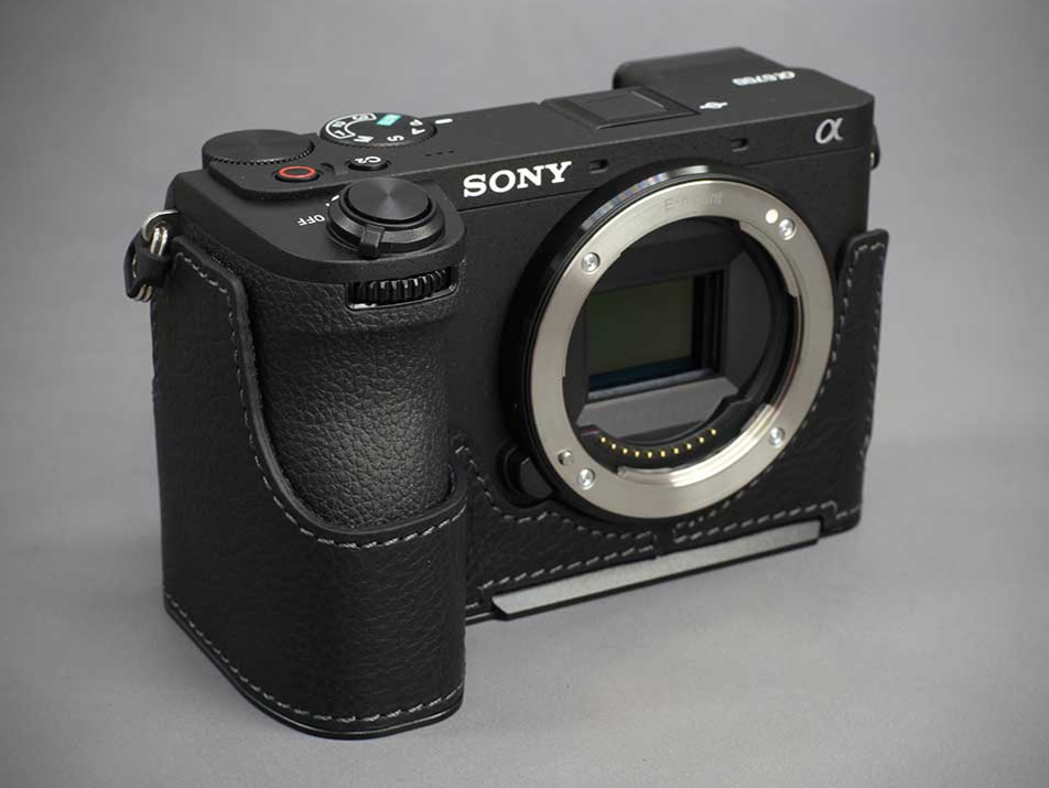 α6700用のイタリアンレザー製ボディケース。ブラックとブラウンの2色