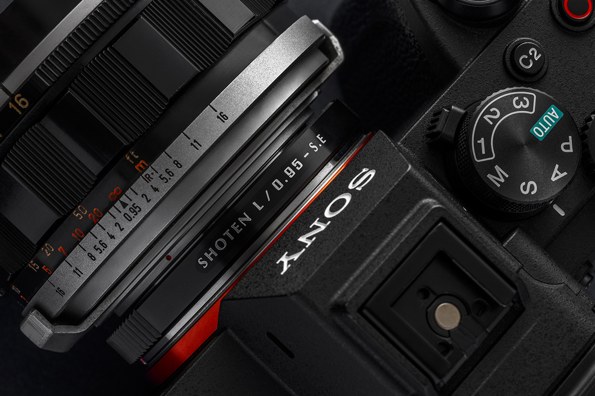 キヤノン7用「CANON 50mm F0.95」をソニーEマウントカメラに装着できるマウントアダプター - デジカメ Watch