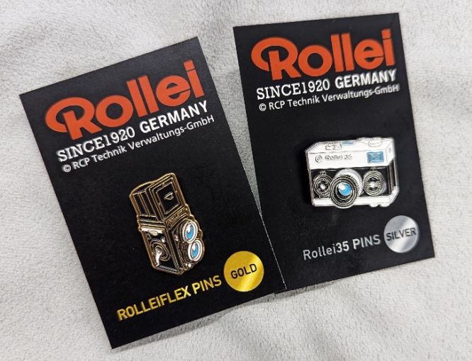 公認「ローライフレックス」「ローライ35」カメラ型ピンバッジ キタムラで販売 - デジカメ Watch