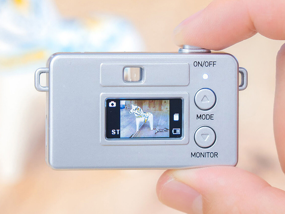 指でつまめる超小型トイカメラ「Pieni」に、液晶モニター搭載モデルが登場