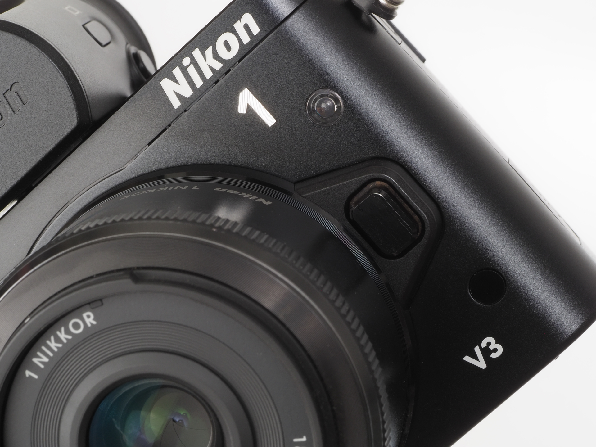 赤城耕一の「アカギカメラ」 第95回：専用アクセサリーで「Nikon 1 V3」を自分好みにする楽しさ - デジカメ Watch