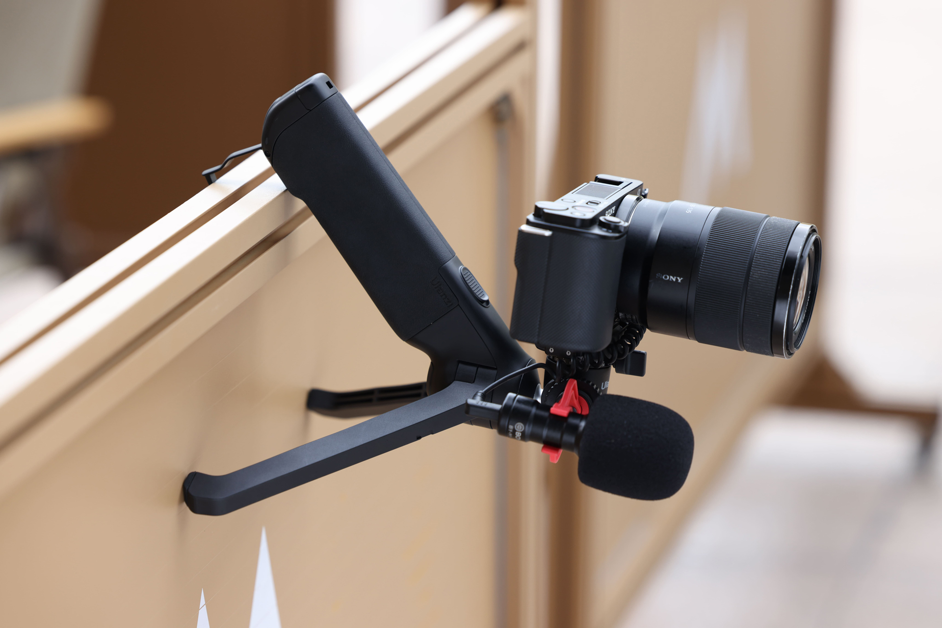 Ulanzi、ワンプッシュで展開できるVlog向けグリップ兼ミニ三脚…手すり