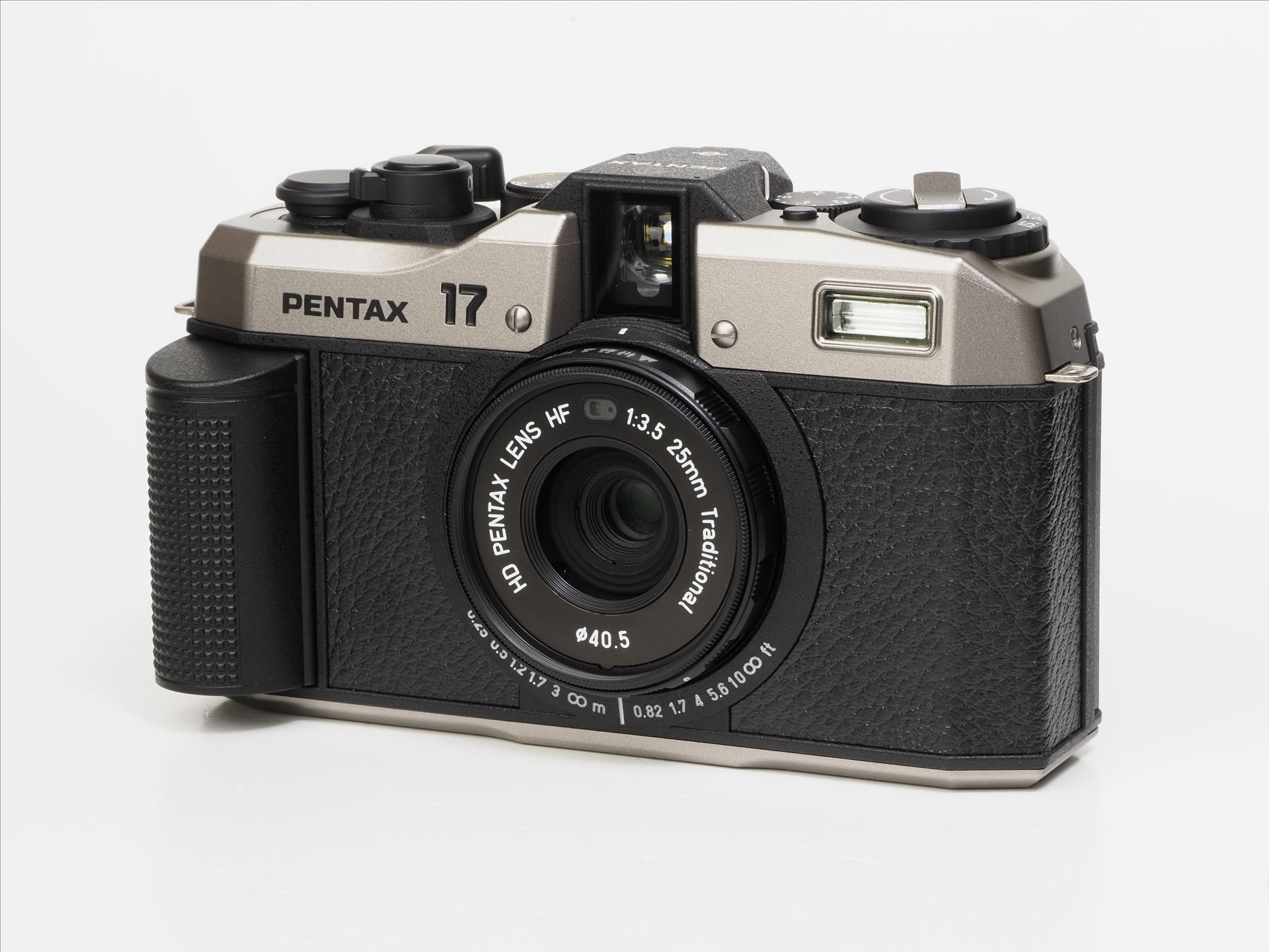 赤城耕一の「アカギカメラ」 第100回：フィルムなのに量で押せる ハーフサイズカメラ「PENTAX 17」の魅力 - デジカメ Watch