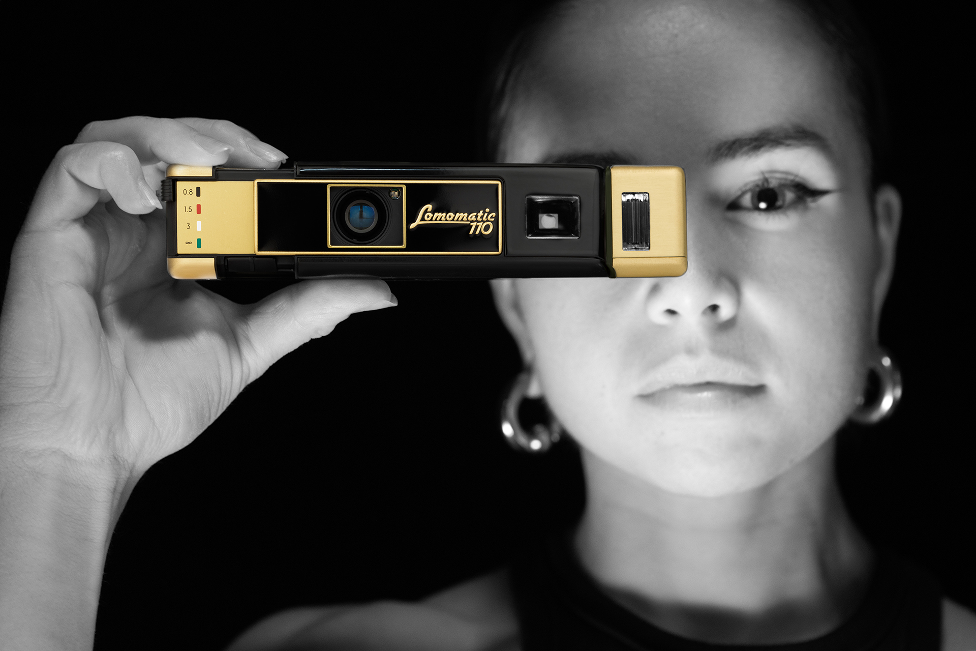 ロモグラフィーの110カメラに黒×金カラーの真ちゅう製「Bellagio