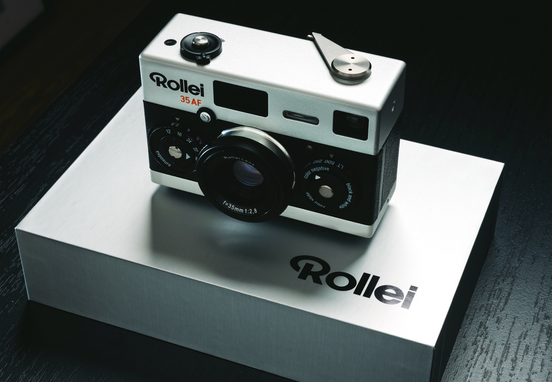 AF機能を搭載したコンパクトフィルムカメラ「Rollei 35AF」…クロームとブラックの2色で - デジカメ Watch