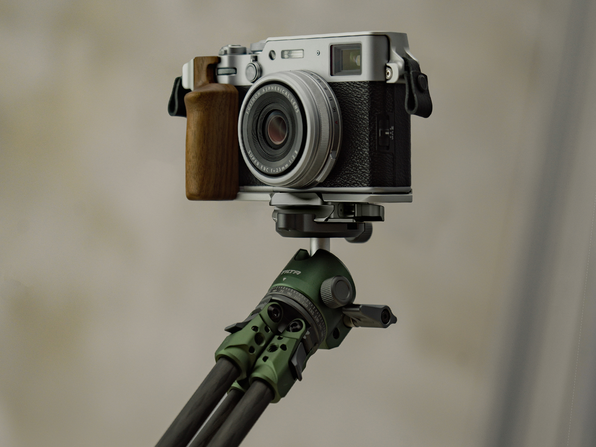 ウォールナットを使用した「FUJIFILM X100VI」用の木製L型 ウォールナットを使用した「FUJIFILM X100VI」用の木製L型
