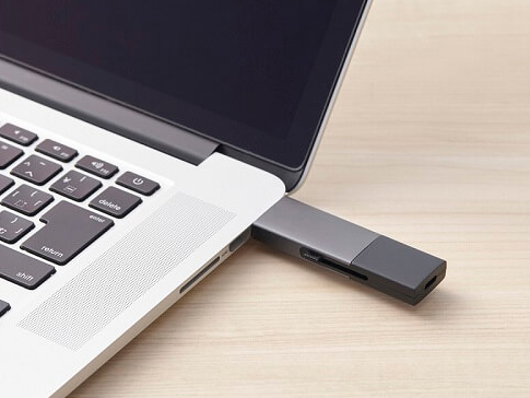 スライドしてType-C/Type-Aを切り替えるスティック型SSD - デジカメ Watch