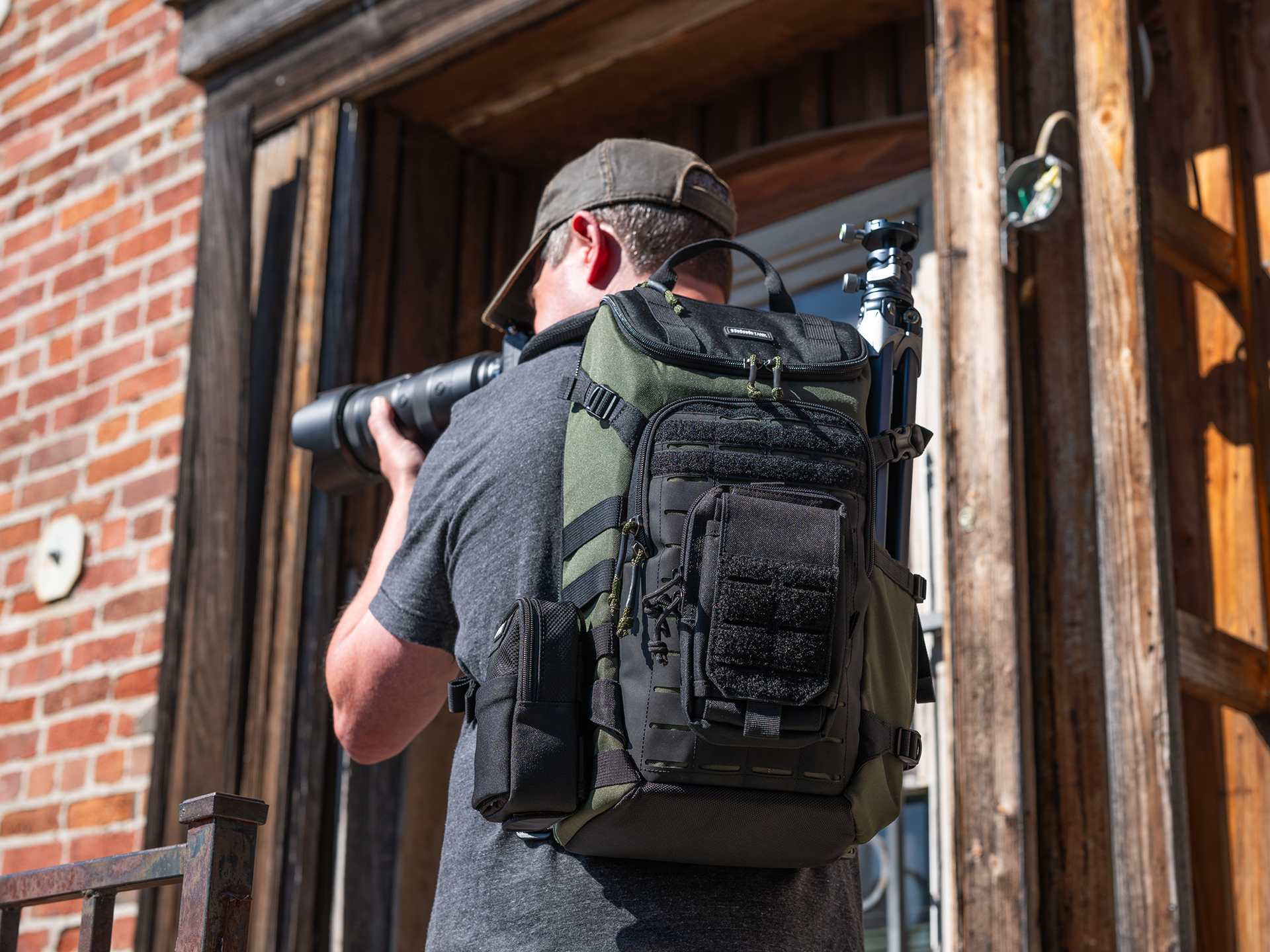 GINNY ミディアムカメラバッグ ダークグリーン thinkTANKphotoのカメラ用バックパック新シリーズ「DarkLight