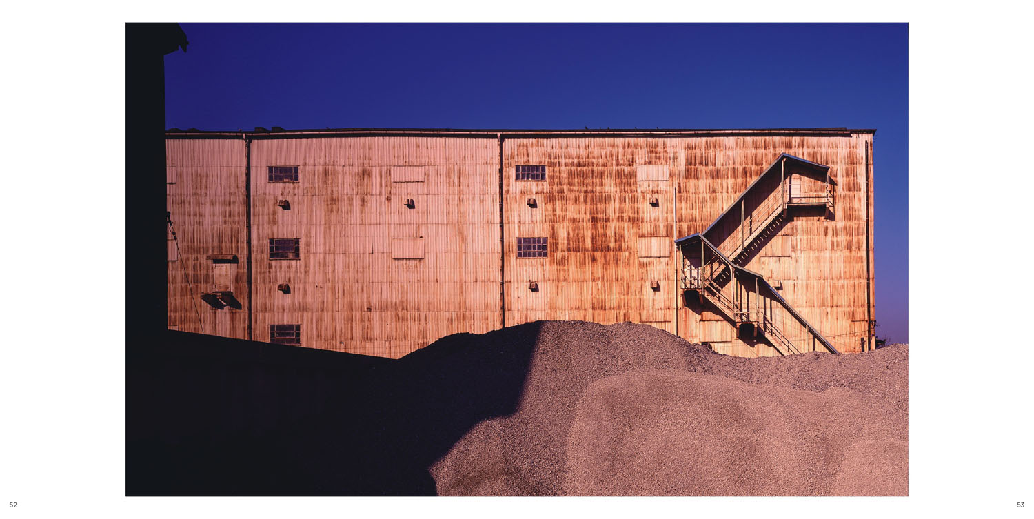 倉庫」をテーマにした写真集が発売。明治期から現代にいたる倉庫群を