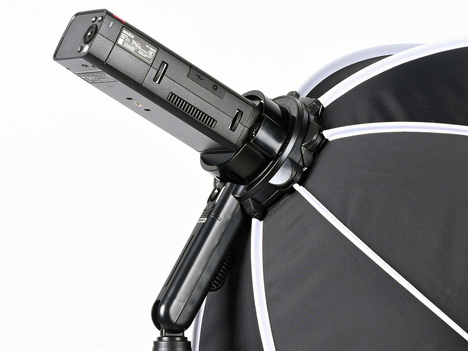 SMDVソフトボックスをGODOX「AD200ProII」に装着するアダプター