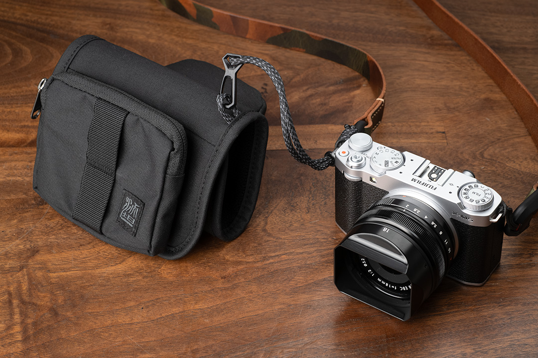 着脱式ポーチと組み合わせて使用 WOTANCRAFTの「カメラジャケット