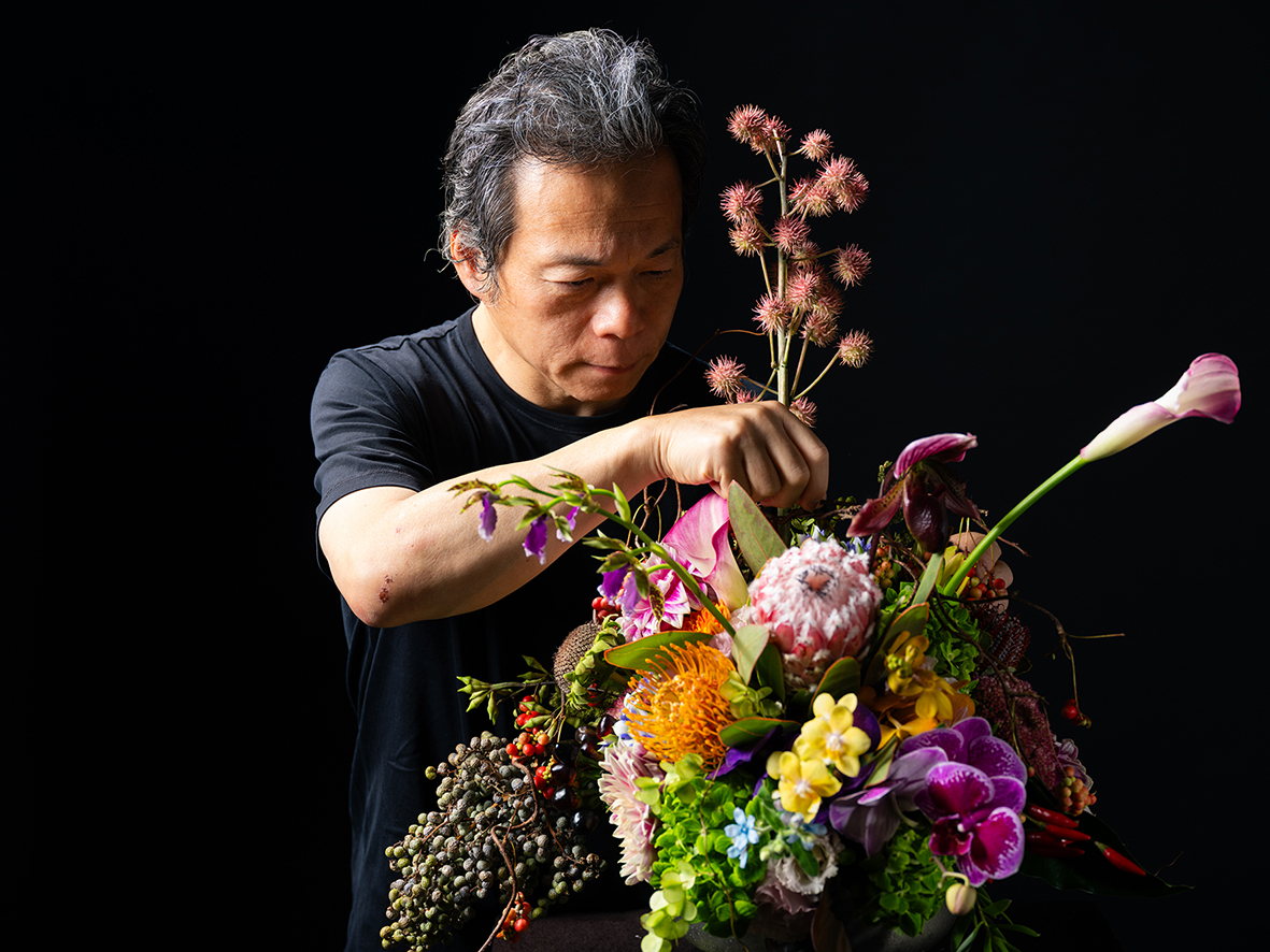 フラワーアーティスト赤井勝氏が初の作品集 - デジカメ Watch