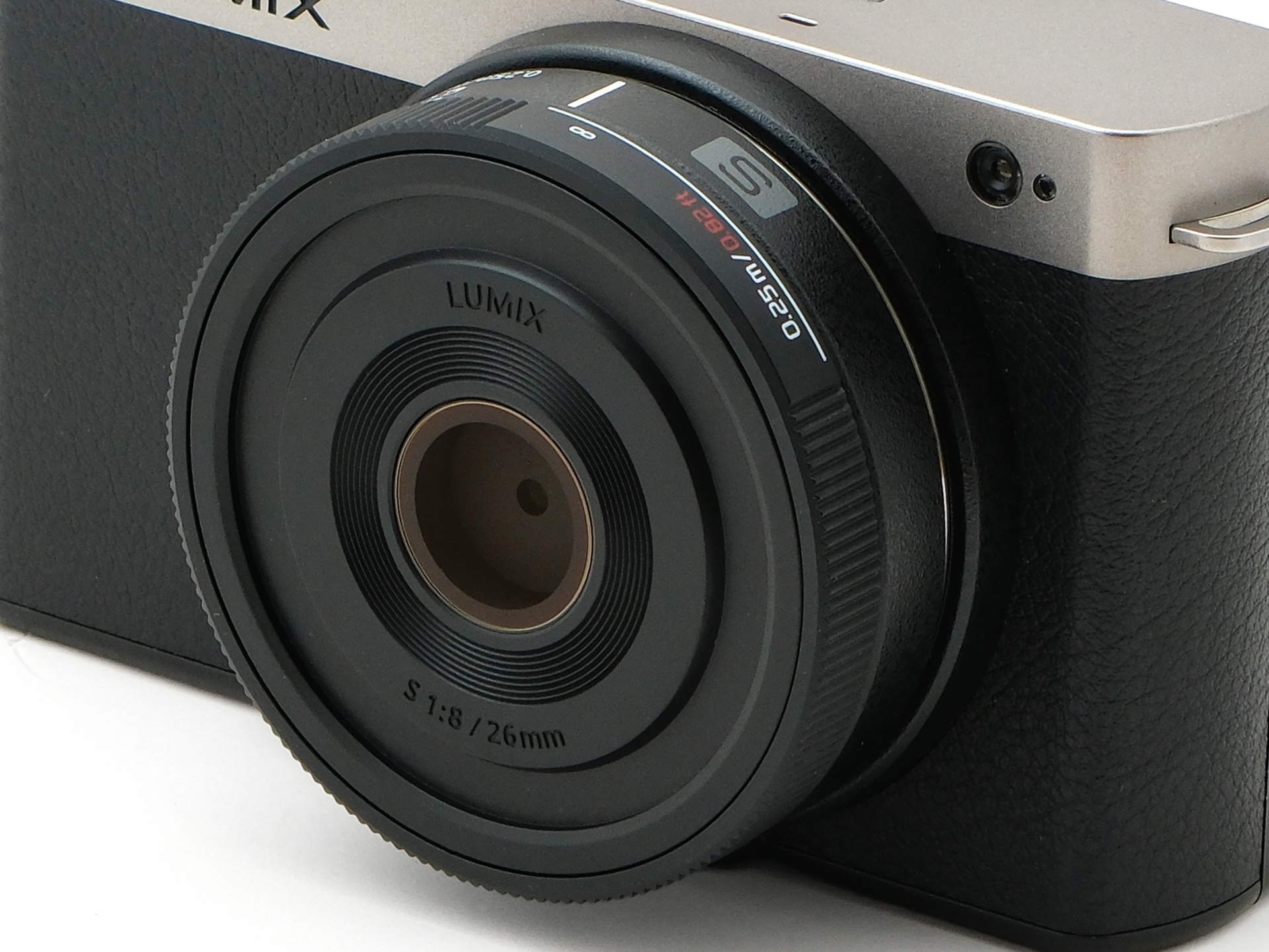 レンズ(単焦点) LUMIX S 26mm F8 パナソニック、31,900円でMF仕様のパンケーキレンズ「LUMIX S 26