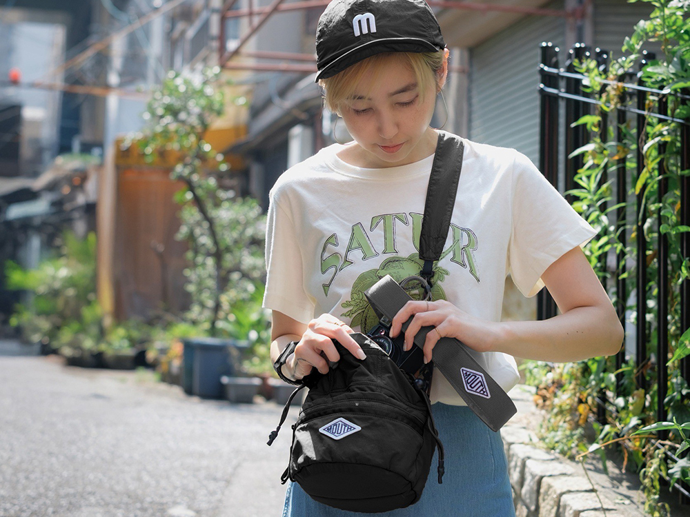 巾着型のカメラバッグ「Flex String Bag」に新素材版 - デジカメ Watch