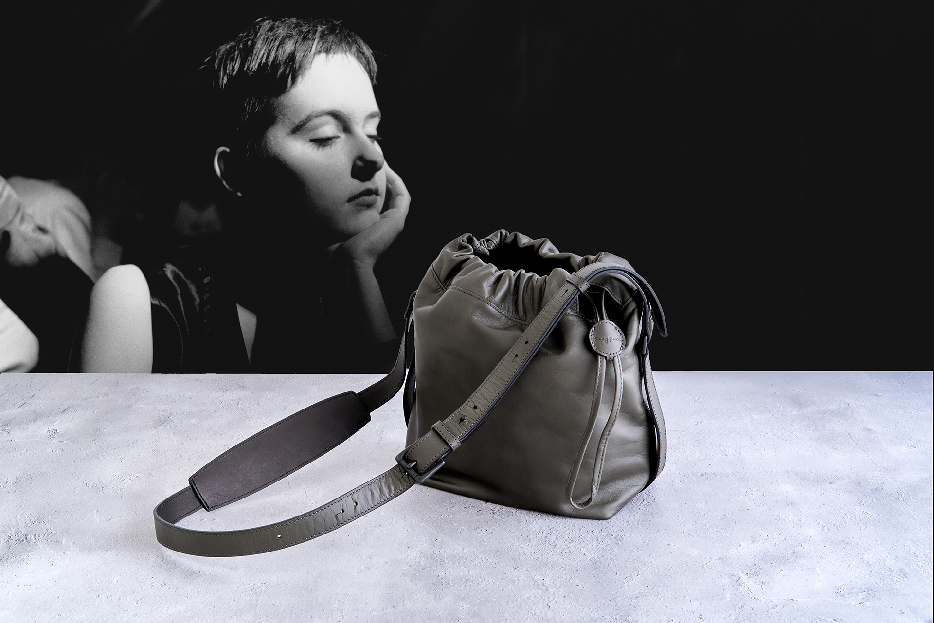 ホースハイドレザーを使用した巾着式のカメラバッグ - デジカメ Watch