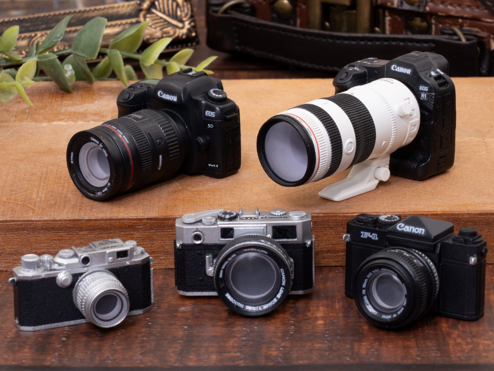 Canonカメラ5台とレンズ2個 キヤノンの歴代5機種のカメラがミニチュアに バンダイ