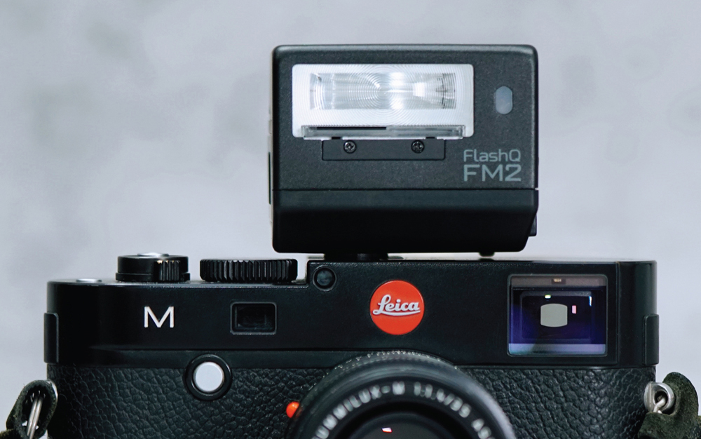 小型ストロボ「FlashQ」にアルミ素材のクラシカルタイプ - デジカメ Watch