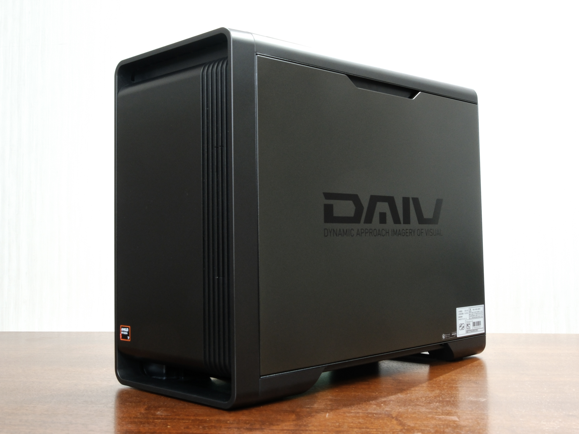 クリエイターPCの新常識！ 省スペースと性能を両立するミニタワー