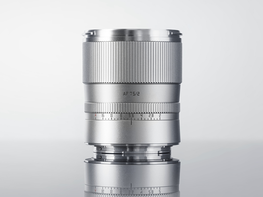 フルサイズ対応のAF中望遠レンズ「TTArtisan 75mm f/2」にシルバー