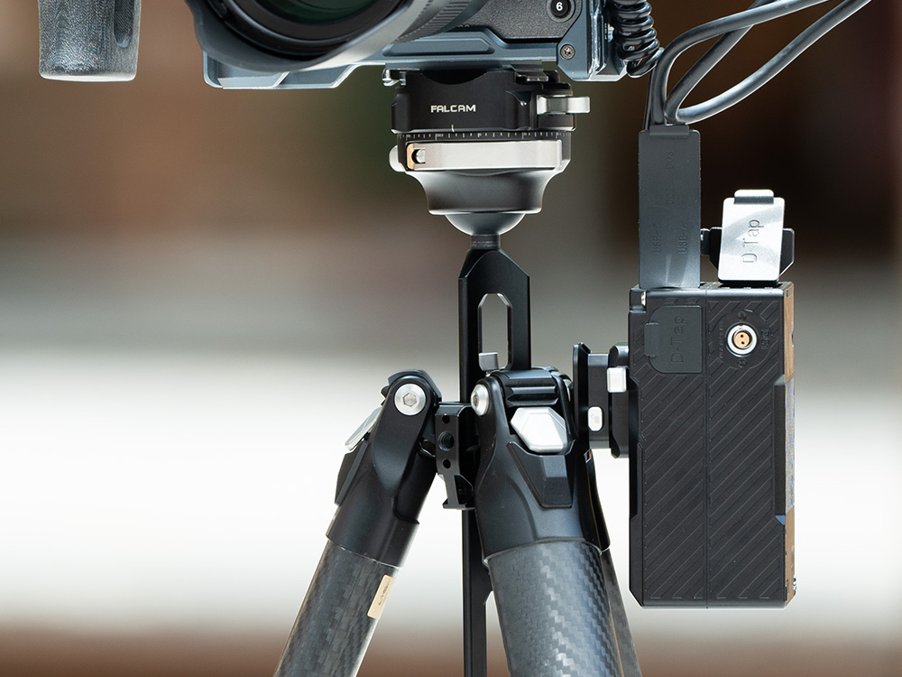 自由度の高いVマウントバッテリー装着プレート　回転式のFALCAM F22 クイックリリース