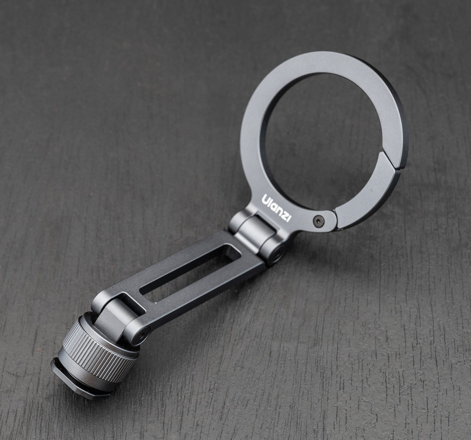 クルマとカメラ、車中泊 車載ホルダーが撮影アクセサリーに。コールドシュー付きMagSafeホルダーの二刀流的活用術 - デジカメ Watch