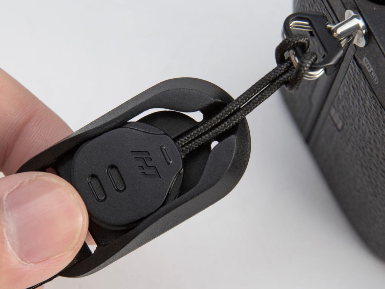 新しいマグネット式のストラップコネクターが登場 - デジカメ Watch