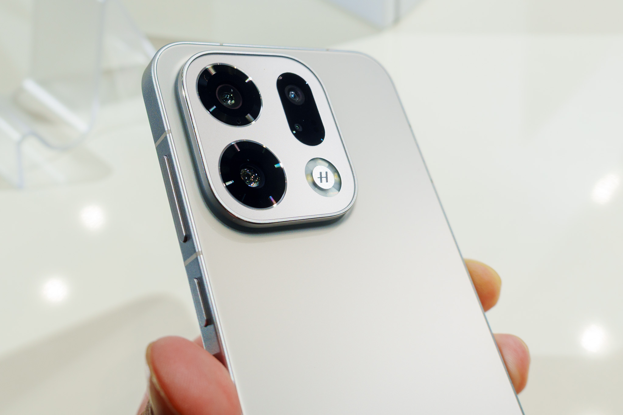 Hasselbladカメラをブラッシュアップした「OPPO Find X9」 パノラマカメラの名機XPANを再現したUIも