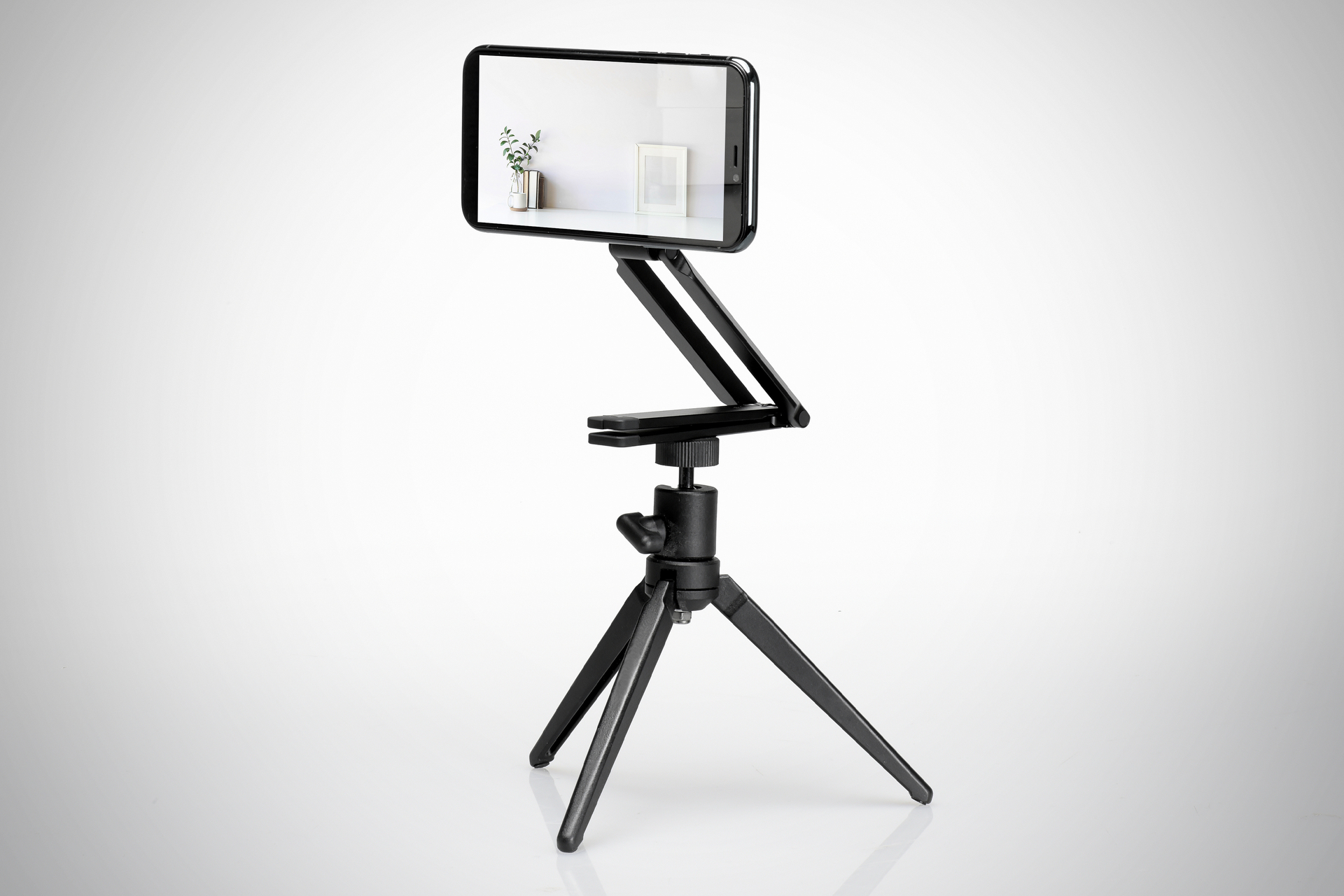 三脚・自撮り棒・スタンドになるMagSafe対応スマホスタンド　1/4インチネジで三脚やアクセサリーと互換性