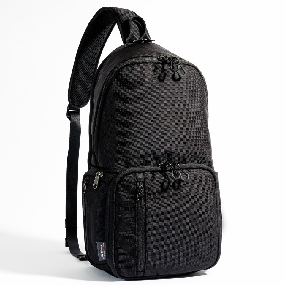 Enduranceスリングバッグが「豊岡鞄」として復活　EOS R5とズームレンズ2本を収納