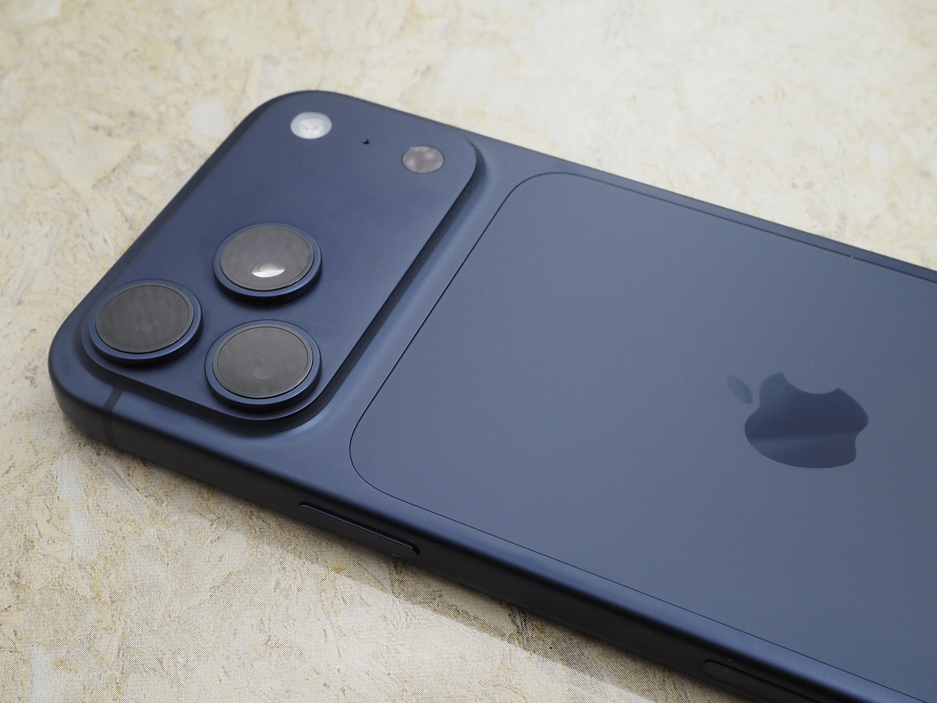 私はこれを買いました！：やっぱり今年も機種変更　望遠200mmで家族を撮る喜び　Apple iPhone 17 Pro Max（飯塚直）