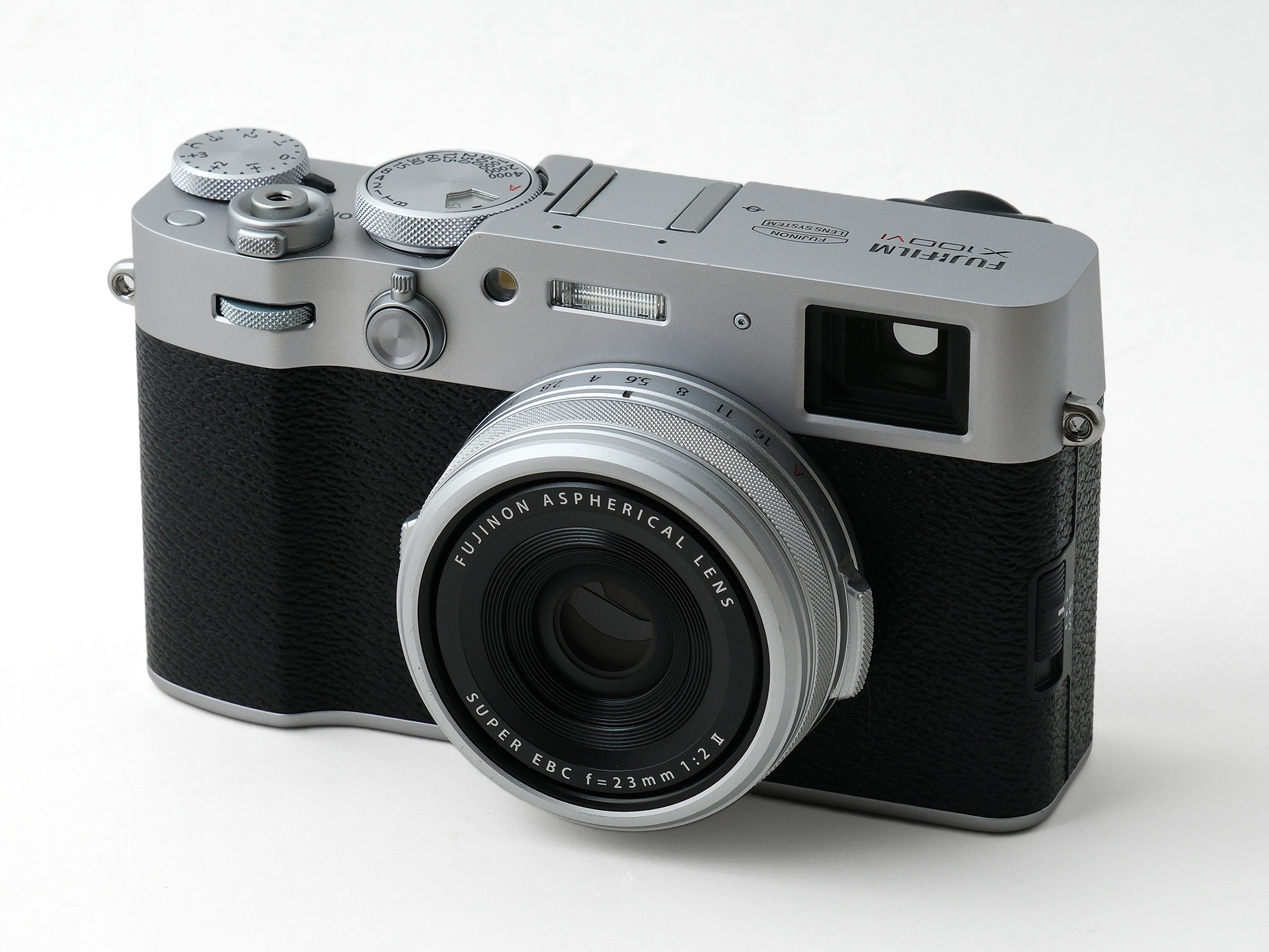 新製品レビュー：“高機能”レンズ一体型カメラ特集：富士フイルム X100VI　ボディ内手ブレ補正で実用性が高まった、人気シリーズの最新モデル