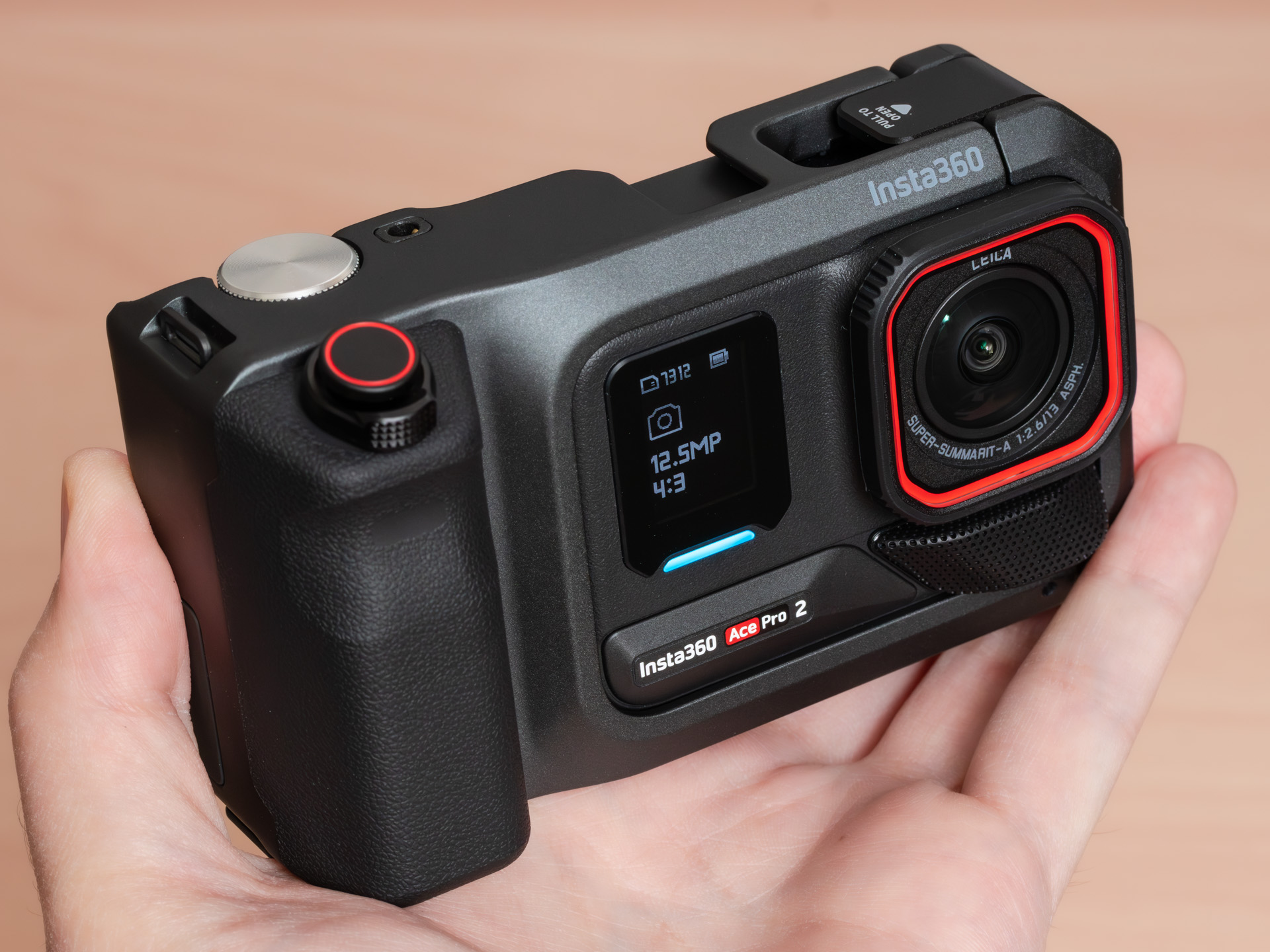 デジカメアイテム丼：アクションカメラをスチルカメラのように使う　「Insta360 Ace Pro 2 ストリート撮影グリップ Pro」の面白さ