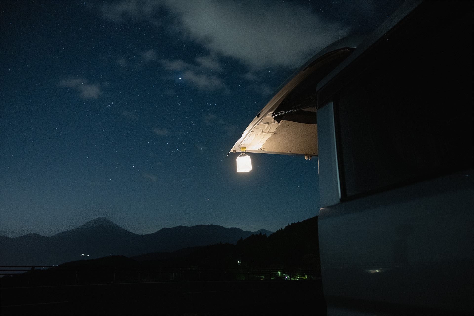 クルマとカメラ、車中泊 車中泊から防災まで。車に常備しておきたいソーラーランタン - デジカメ Watch