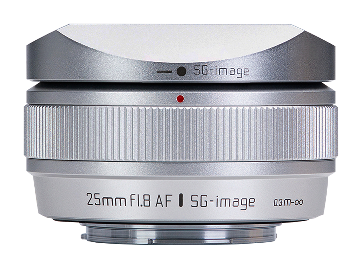 「SG-image AF 25mm F1.8」にモノトーンのシルバー鏡筒　フード、フォーカスリングも銀色に　富士フイルムX用のみ