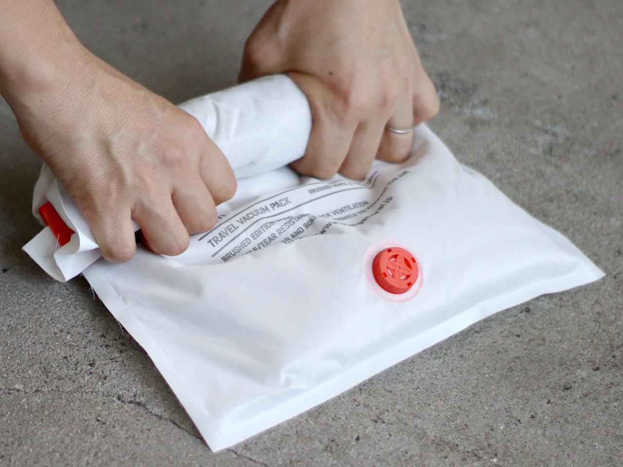 岡嶋和幸の「あとで買う」 1,717点目：手で丸めてペタンコにできるトラベル圧縮袋 - デジカメ Watch