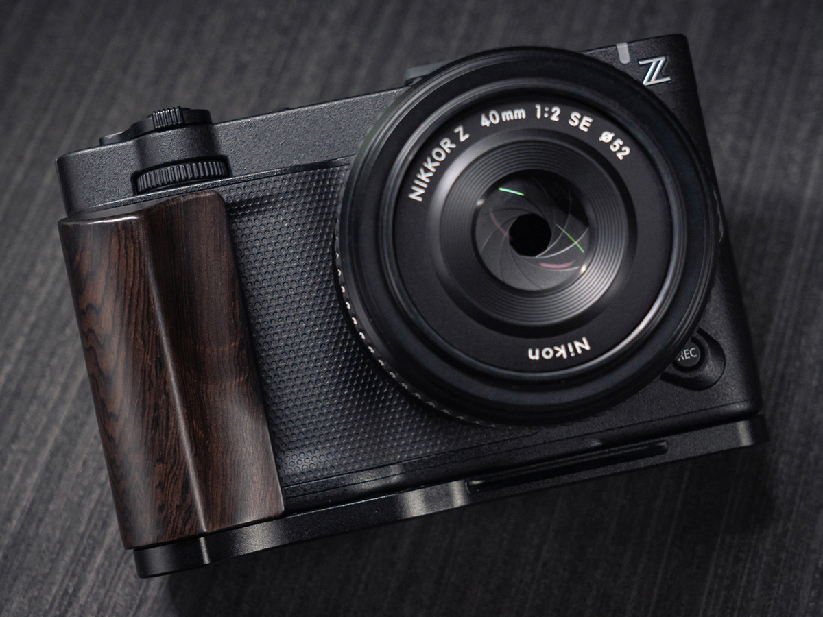 ニコン「ZR」のグリップを大きくして持ちやすく - デジカメ Watch