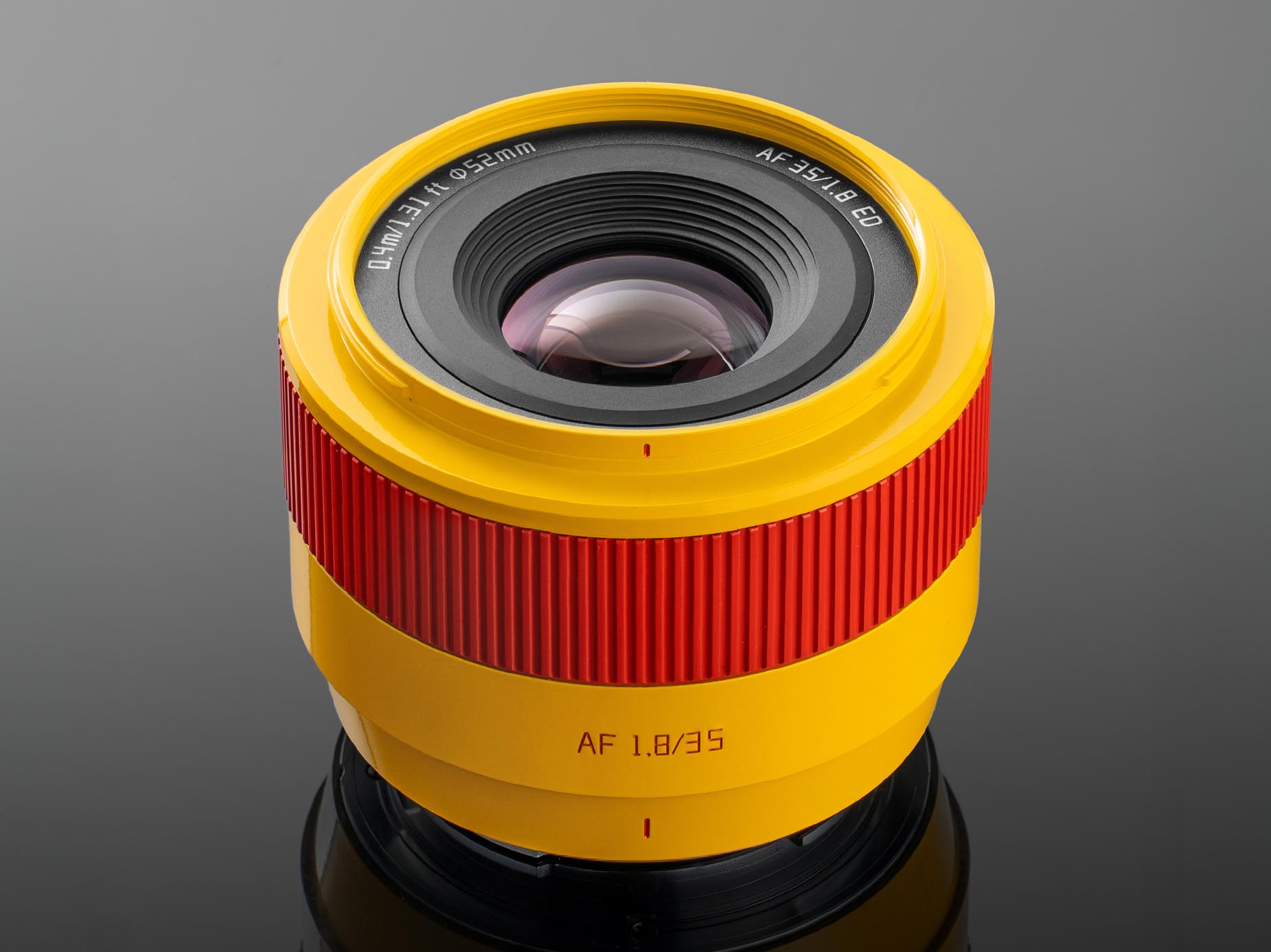 目を引くカラーリング「オレンジ&レッド」の交換レンズ　TTArtisan AF 35mm f/1.8 IIの限定生産版